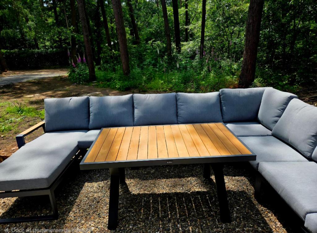 Buitenlounge van Whispering Pines
